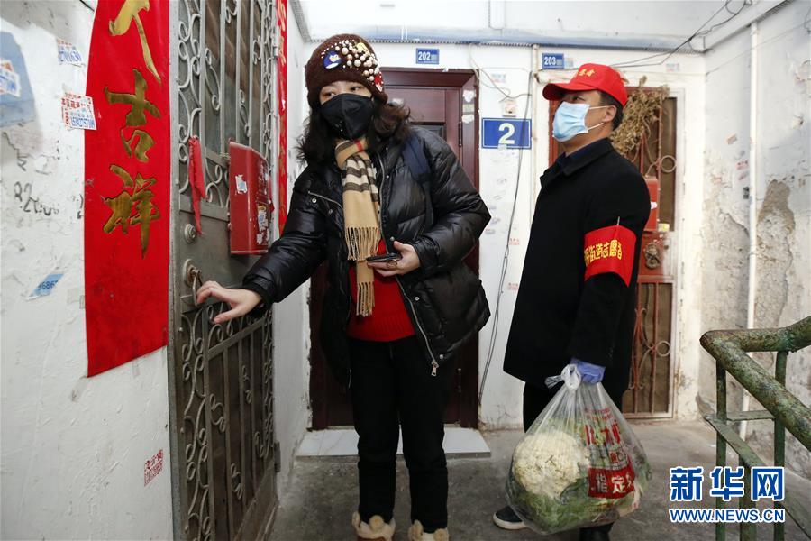 （習近平致敬的戰(zhàn)&ldquo;疫&rdquo;英雄&middot;社區(qū)工作者篇&middot;圖文互動）（6）他們，堅守一線戰(zhàn)風雨