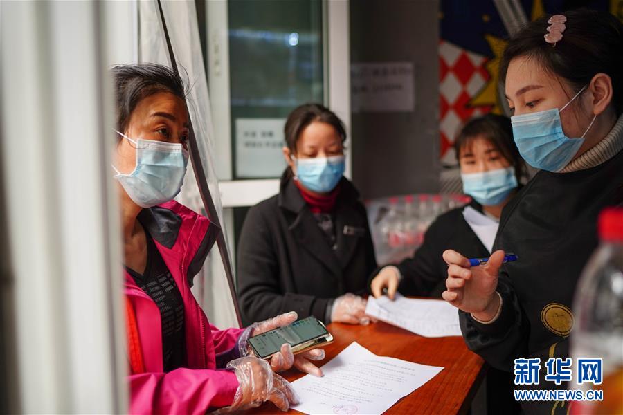 （習近平致敬的戰(zhàn)&ldquo;疫&rdquo;英雄&middot;社區(qū)工作者篇&middot;圖文互動）（7）他們，堅守一線戰(zhàn)風雨