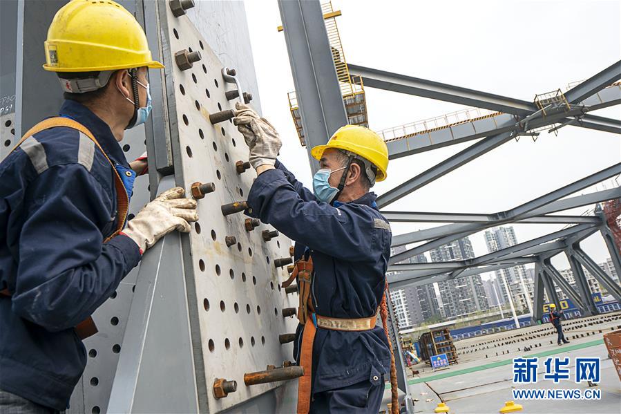 (新華全媒頭條·圖文互動(dòng))(7)在艱難中重啟 在陣痛中復(fù)蘇——湖北推動(dòng)安全有序復(fù)工復(fù)產(chǎn)掃描