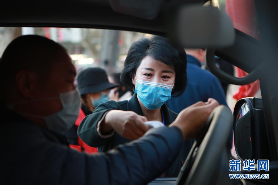 （習近平致敬的戰(zhàn)&ldquo;疫&rdquo;英雄&middot;下沉干部篇&middot;圖文互動）（2）他們，挺身而出守防線