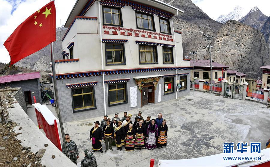 （新華全媒頭條&middot;圖文互動）（8）一面國旗與三代人的守望&mdash;&mdash;記西藏林芝市西日卡村的&ldquo;紅色&rdquo;傳承