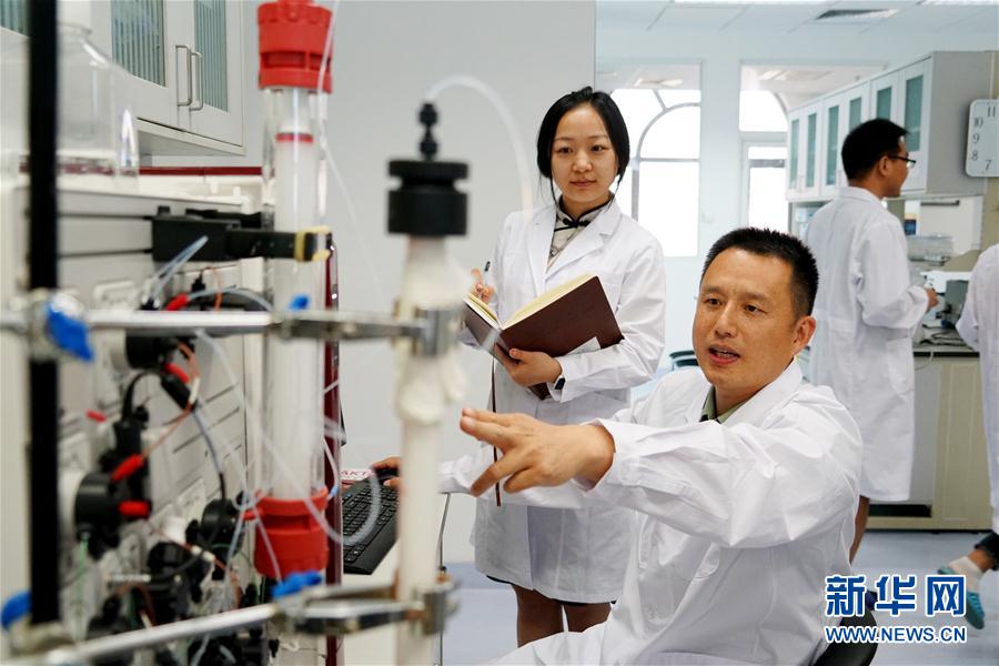 （習(xí)近平致敬的戰(zhàn)&ldquo;疫&rdquo;英雄&middot;科技工作者篇&middot;圖文互動(dòng)）（2）他們，爭(zhēng)分奪秒與病魔較量