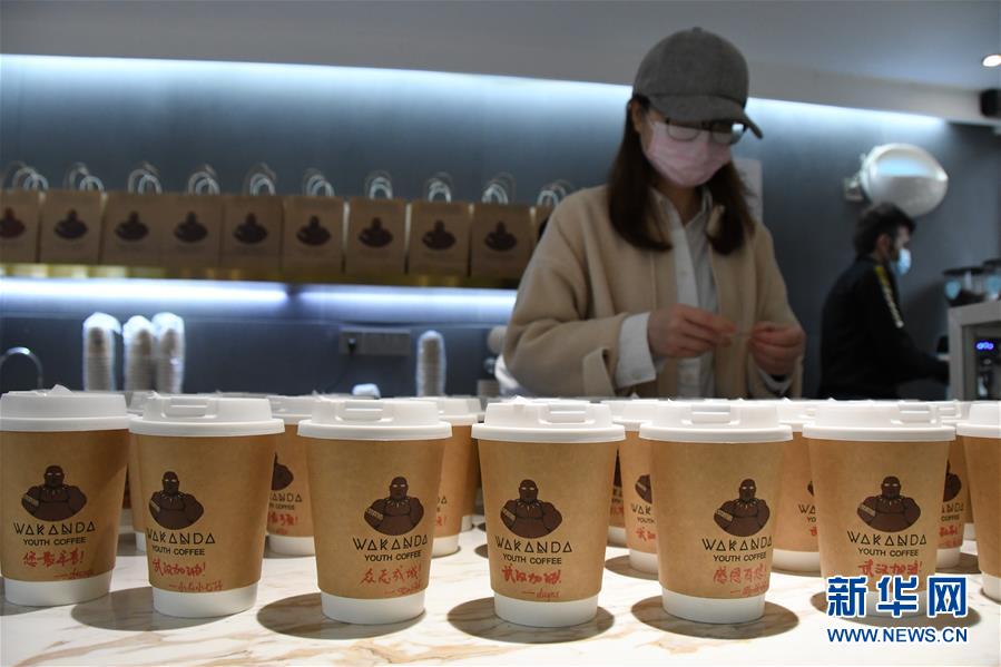 （新華全媒頭條&middot;習近平致敬的戰(zhàn)&ldquo;疫&rdquo;英雄&middot;武漢人民篇&middot;圖文互動）（9）壯哉，大武漢&mdash;&mdash;獻給英雄的武漢人民