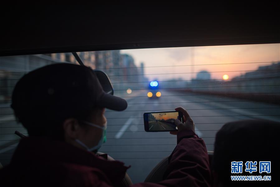 （新華全媒頭條&middot;習近平致敬的戰(zhàn)&ldquo;疫&rdquo;英雄&middot;武漢人民篇&middot;圖文互動）（12）壯哉，大武漢&mdash;&mdash;獻給英雄的武漢人民