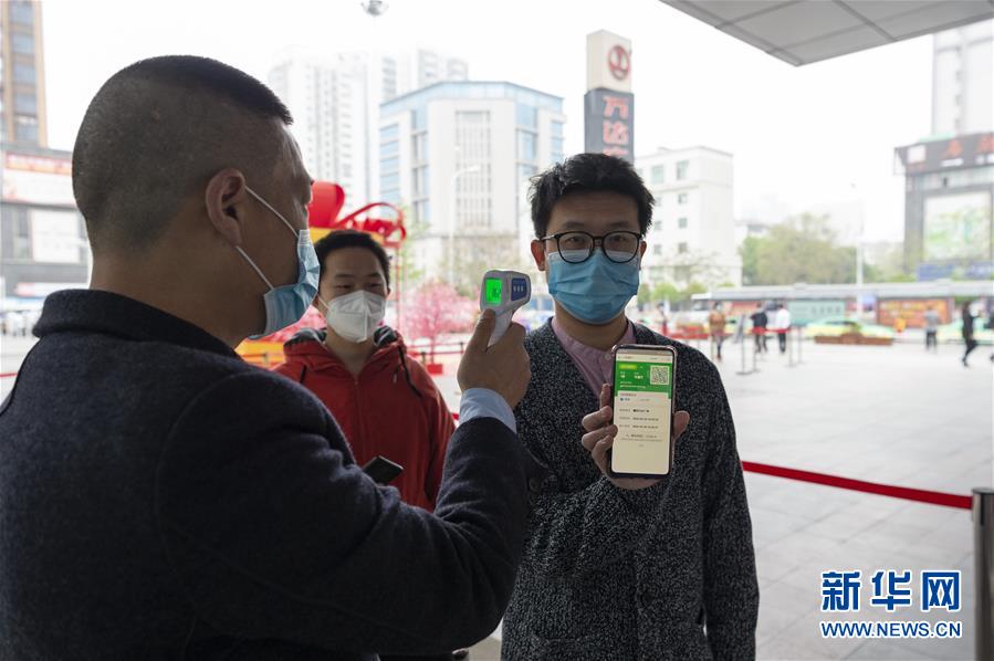 （在習(xí)近平新時代中國特色社會主義思想指引下&mdash;&mdash;新時代新作為新篇章&middot;習(xí)近平總書記關(guān)切事&middot;圖文互動）（6）讓城市更聰明　讓經(jīng)濟(jì)更智慧&mdash;&mdash;各地加快形成數(shù)字新動能促經(jīng)濟(jì)社會行穩(wěn)致遠(yuǎn)