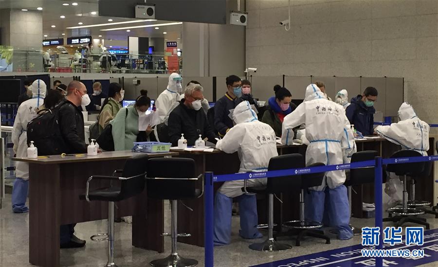 （在習近平新時代中國特色社會主義思想指引下&mdash;&mdash;新時代新作為新篇章&middot;習近平總書記關切事&middot;圖文互動）（3）千方百計扎牢疫情防控網