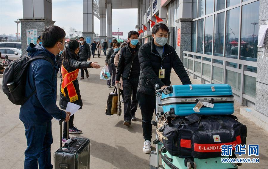 （在習(xí)近平新時(shí)代中國特色社會主義思想指引下&mdash;&mdash;新時(shí)代新作為新篇章&middot;習(xí)近平總書記關(guān)切事&middot;圖文互動）（3）讓貧困勞動力端穩(wěn)就業(yè)的&ldquo;飯碗&rdquo;&mdash;&mdash;各地就業(yè)扶貧不松勁鞏固脫貧成果