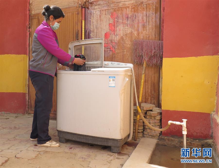 （新華全媒頭條&middot;圖文互動）（10）春天里的5個&ldquo;戰(zhàn)貧&rdquo;瞬間&mdash;&mdash;習(xí)近平總書記關(guān)于脫貧攻堅(jiān)決策部署指引攻克最后的深貧堡壘