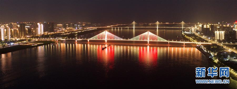 （新華全媒頭條&middot;圖文互動(dòng)）（2）江城&ldquo;歸來&rdquo; 不負(fù)韶華&mdash;&mdash;武漢&ldquo;解封&rdquo;半月記