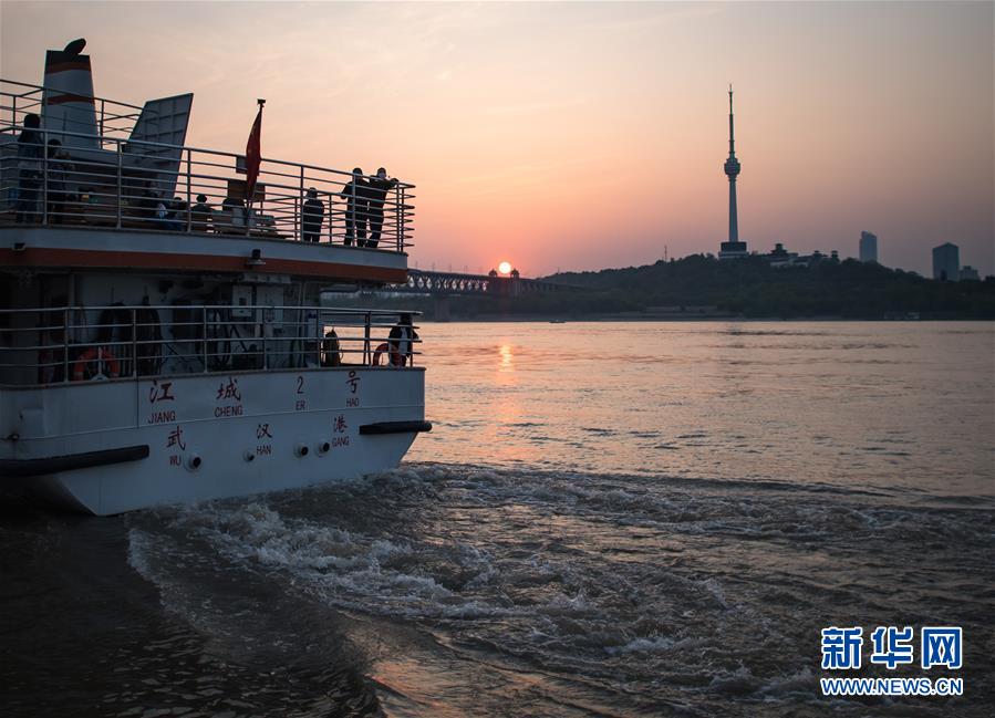 （新華全媒頭條&middot;圖文互動(dòng)）（8）江城&ldquo;歸來&rdquo; 不負(fù)韶華&mdash;&mdash;武漢&ldquo;解封&rdquo;半月記