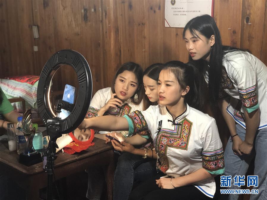 （決戰(zhàn)決勝脫貧攻堅(jiān)&middot;圖文互動(dòng)）（5）田野&ldquo;變奏&rdquo;讓薄土&ldquo;生金&rdquo;&mdash;&mdash;貴州農(nóng)村產(chǎn)業(yè)革命助推脫貧攻堅(jiān)見(jiàn)聞