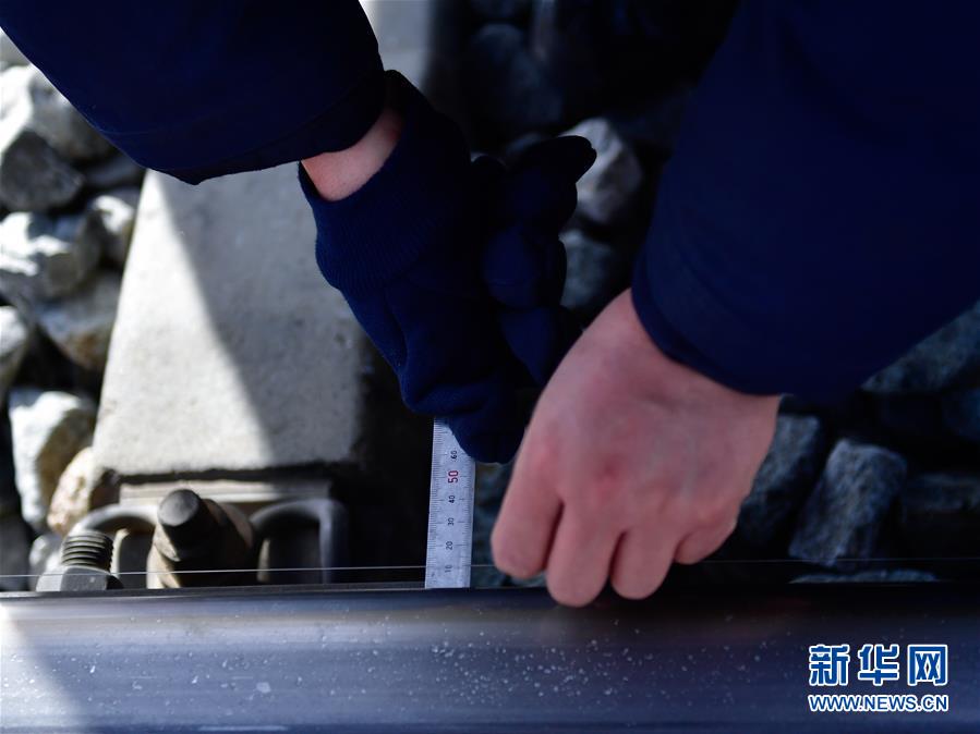 （新華全媒頭條&middot;圖文互動）（10）用腳步和忠誠守護(hù)雪域天路&mdash;&mdash;記青藏鐵路望昆線路車間副主任于本蕃