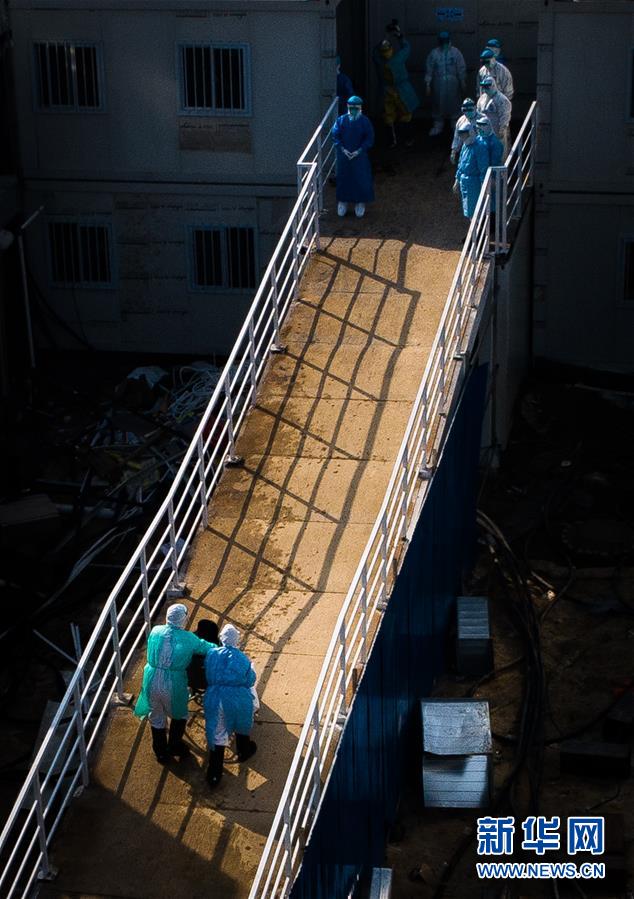 （聚焦疫情防控&middot;圖文互動）（10）分秒必爭！一切為了治病救人&mdash;&mdash;中國抗疫生命至上的生動實(shí)踐