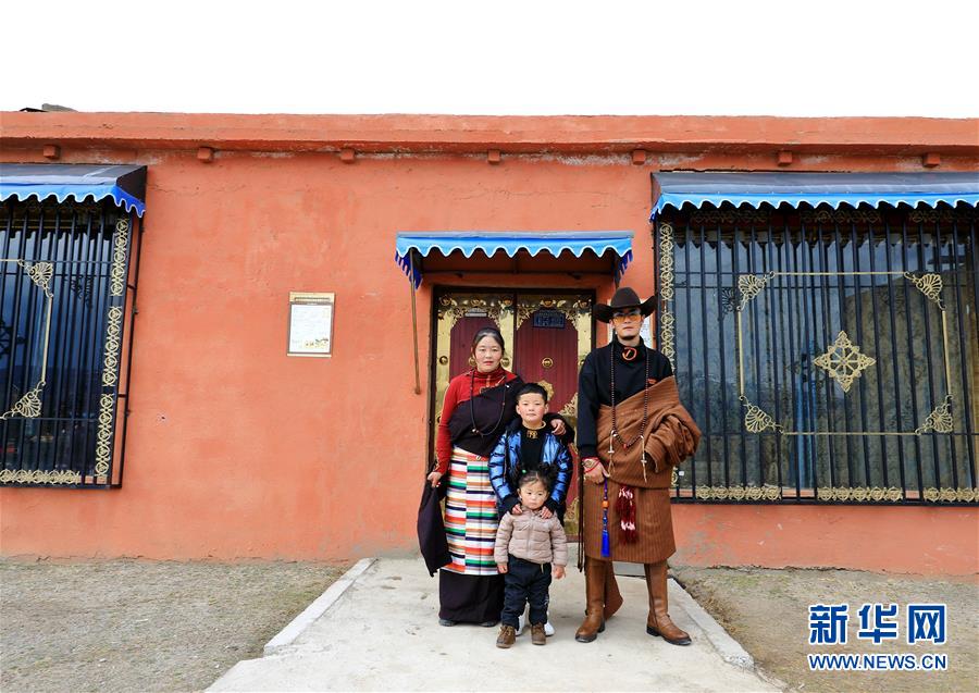 （決戰(zhàn)決勝脫貧攻堅&middot;圖文互動）藏鄉(xiāng)&ldquo;全家福&rdquo;定格脫貧幸福