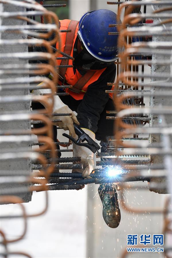 (經(jīng)濟(jì))(4)昆楚高速公路岔河特大橋架梁忙