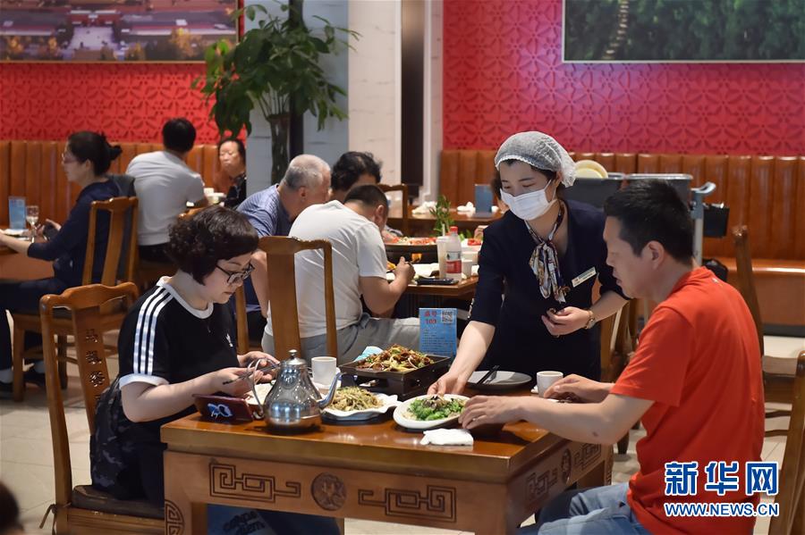 （圖文互動(dòng)）（3）北京節(jié)日市場(chǎng)復(fù)工忙、人氣旺