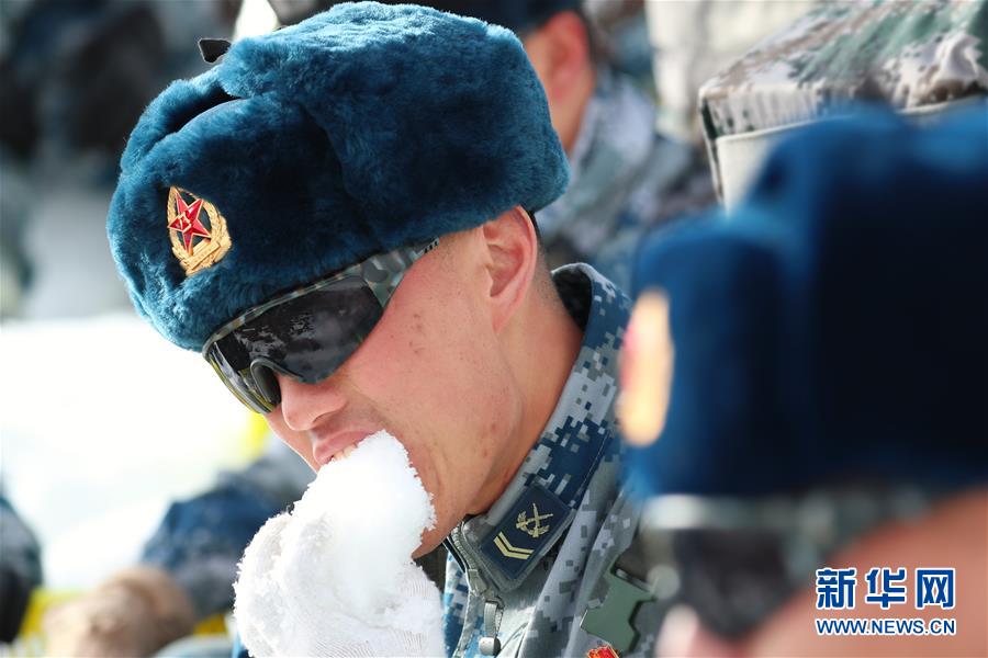 （圖文互動(dòng)）（3）特寫：山再高，也要把給養(yǎng)送上去！