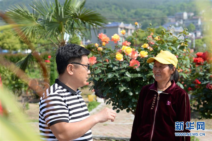 （決戰(zhàn)決勝脫貧攻堅&middot;圖文互動）（2）理發(fā)師&ldquo;修剪&rdquo;鄉(xiāng)村游一團(tuán)亂麻