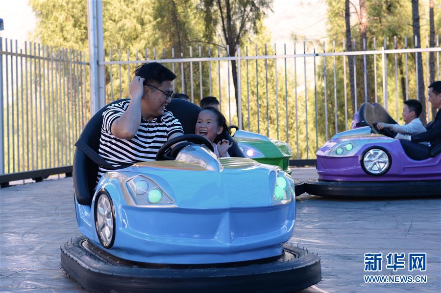 （決戰(zhàn)決勝脫貧攻堅&middot;圖文互動）（3）理發(fā)師&ldquo;修剪&rdquo;鄉(xiāng)村游一團(tuán)亂麻