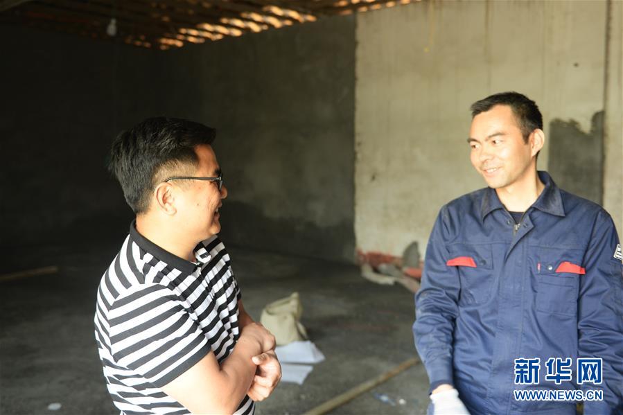 （決戰(zhàn)決勝脫貧攻堅&middot;圖文互動）（5）理發(fā)師&ldquo;修剪&rdquo;鄉(xiāng)村游一團(tuán)亂麻