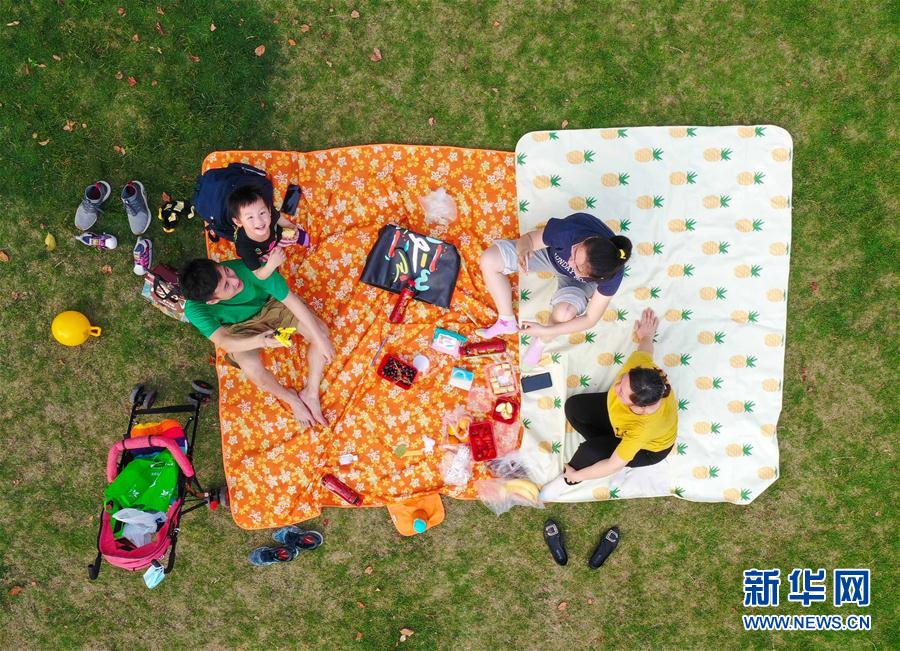 （新華全媒頭條&middot;圖文互動(dòng)）（1）人氣回暖 消費(fèi)復(fù)蘇 健康出行&mdash;&mdash;加長版&ldquo;五一&rdquo;假期觀察