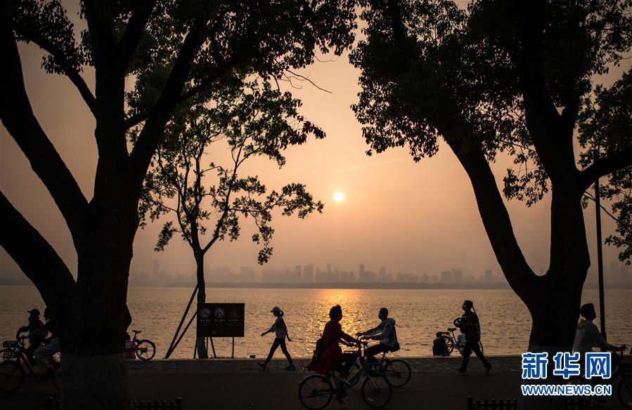 （新華全媒頭條&middot;圖文互動(dòng)）（2）人氣回暖 消費(fèi)復(fù)蘇 健康出行&mdash;&mdash;加長版&ldquo;五一&rdquo;假期觀察 