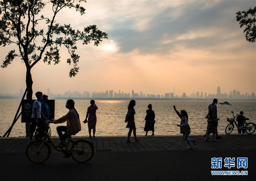 （在習(xí)近平新時(shí)代中國(guó)特色社會(huì)主義思想指引下&mdash;&mdash;新時(shí)代新作為新篇章&middot;習(xí)近平總書(shū)記關(guān)切事&middot;圖文互動(dòng)）（10）疫情防控不減壓　復(fù)工復(fù)產(chǎn)正加速&mdash;&mdash;武漢&ldquo;解封&rdquo;滿月觀察