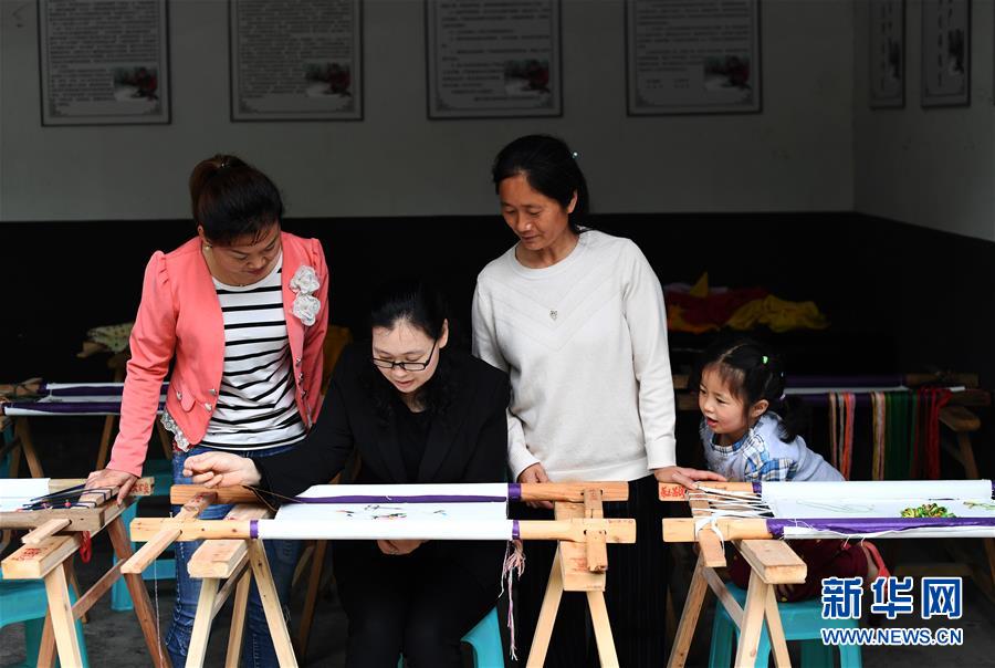 （兩會(huì)人物&middot;圖文互動(dòng)）（1）帶娃、賺錢兩不誤&mdash;&mdash;一位農(nóng)民工代表眼中的脫貧新工作