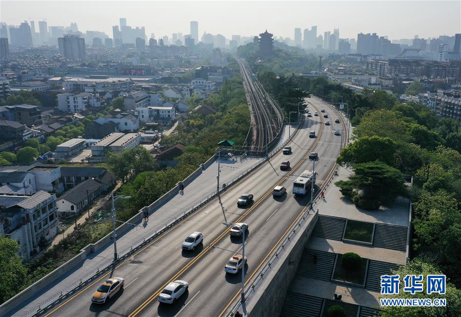 （新華全媒頭條&middot;圖文互動）（13）從人民中汲取磅礴力量&mdash;&mdash;習近平總書記同出席2020年全國兩會人大代表、政協(xié)委員共商國是紀實