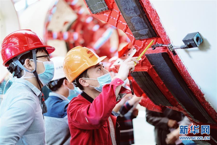 （在習近平新時代中國特色社會主義思想指引下&mdash;&mdash;新時代新作為新篇章&middot;習近平總書記關切事&middot;圖文互動）（1）最有力的支撐，最堅決的攀登&mdash;&mdash;記錄奮戰(zhàn)在復工復產一線的科技工作者