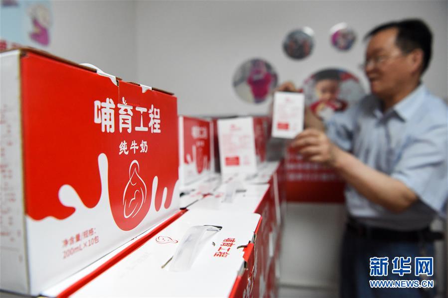 （圖文互動）（4）烏魯木齊：實施&ldquo;哺育工程&rdquo; 23萬余學齡前兒童免費喝牛奶