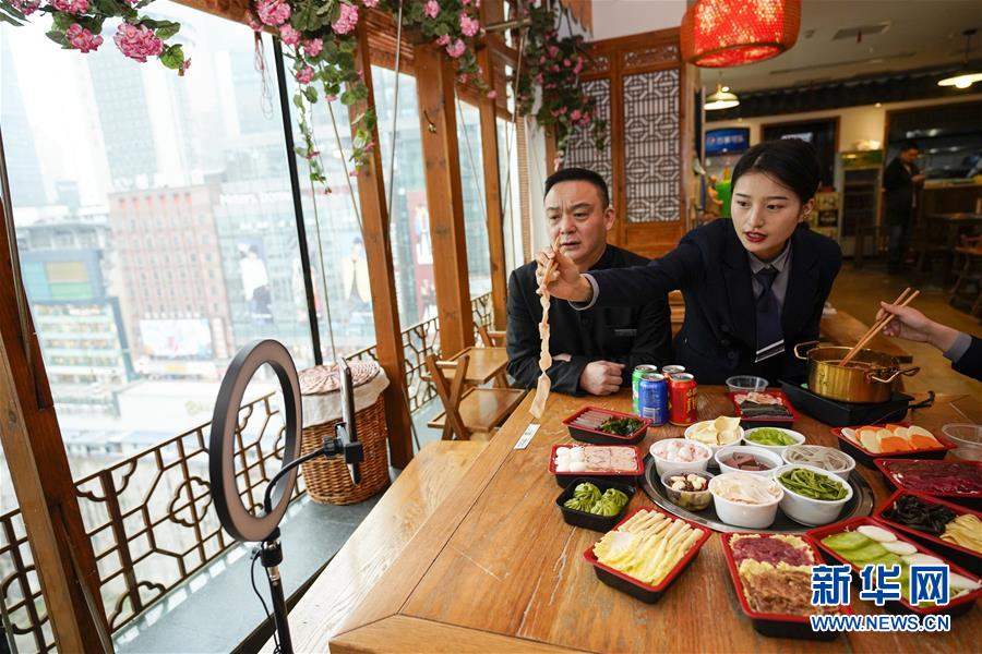 （在習(xí)近平新時代中國特色社會主義思想指引下&mdash;&mdash;新時代新作為新篇章&middot;習(xí)近平總書記關(guān)切事&middot;圖文互動）（1）順勢而為開新局&mdash;&mdash;新就業(yè)形態(tài)發(fā)展觀察