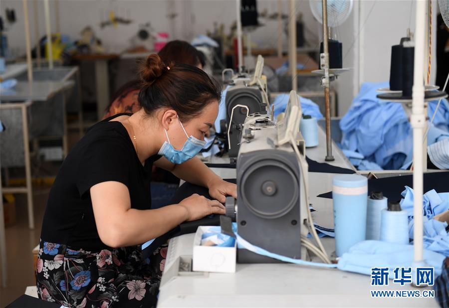 （在習(xí)近平新時(shí)代中國特色社會(huì)主義思想指引下&mdash;&mdash;新時(shí)代新作為新篇章&middot;習(xí)近平總書記關(guān)切事&middot;圖文互動(dòng)）（4）讓每一個(gè)角落都感受到幸福的溫情&mdash;&mdash;人口較少民族在脫貧攻堅(jiān)大潮中的奮進(jìn)故事