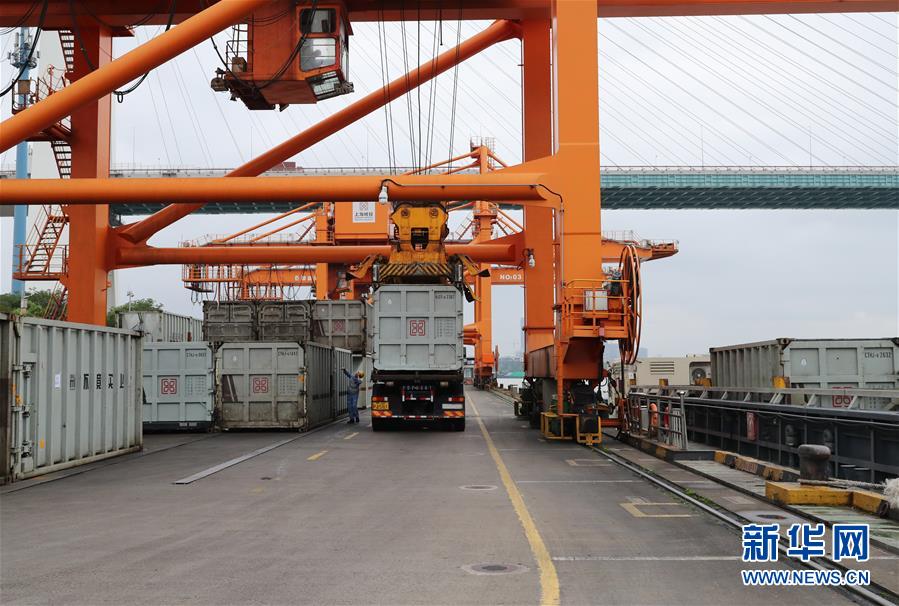 （新華全媒頭條&middot;圖文互動(dòng)）（11）演繹新時(shí)尚 答好治理卷&mdash;&mdash;上海實(shí)施垃圾分類效果追蹤