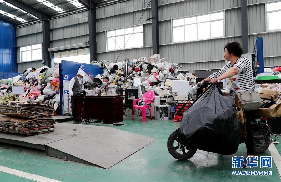 （新華全媒頭條&middot;圖文互動(dòng)）（9）演繹新時(shí)尚 答好治理卷&mdash;&mdash;上海實(shí)施垃圾分類效果追蹤