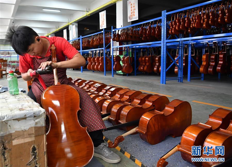 （走向我們的小康生活&middot;圖文互動）（1）放下鋤頭，卻撥動命運(yùn)的琴弦