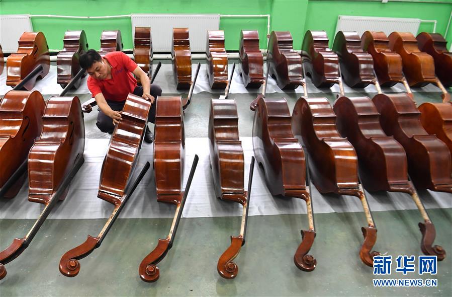 （走向我們的小康生活&middot;圖文互動）（2）放下鋤頭，卻撥動命運(yùn)的琴弦