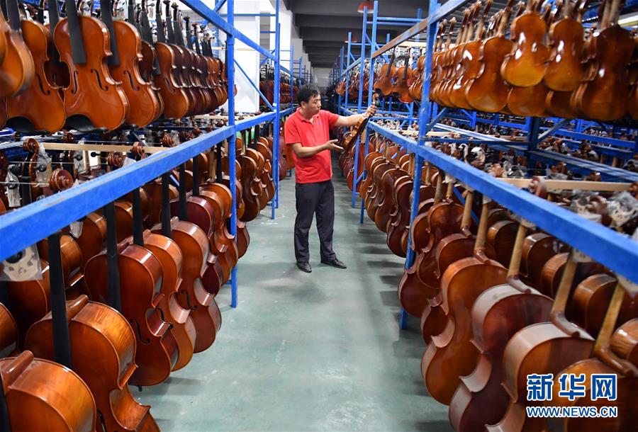 （走向我們的小康生活&middot;圖文互動）（3）放下鋤頭，卻撥動命運(yùn)的琴弦