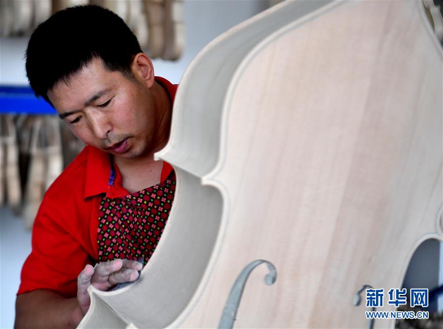 （走向我們的小康生活&middot;圖文互動）（4）放下鋤頭，卻撥動命運(yùn)的琴弦