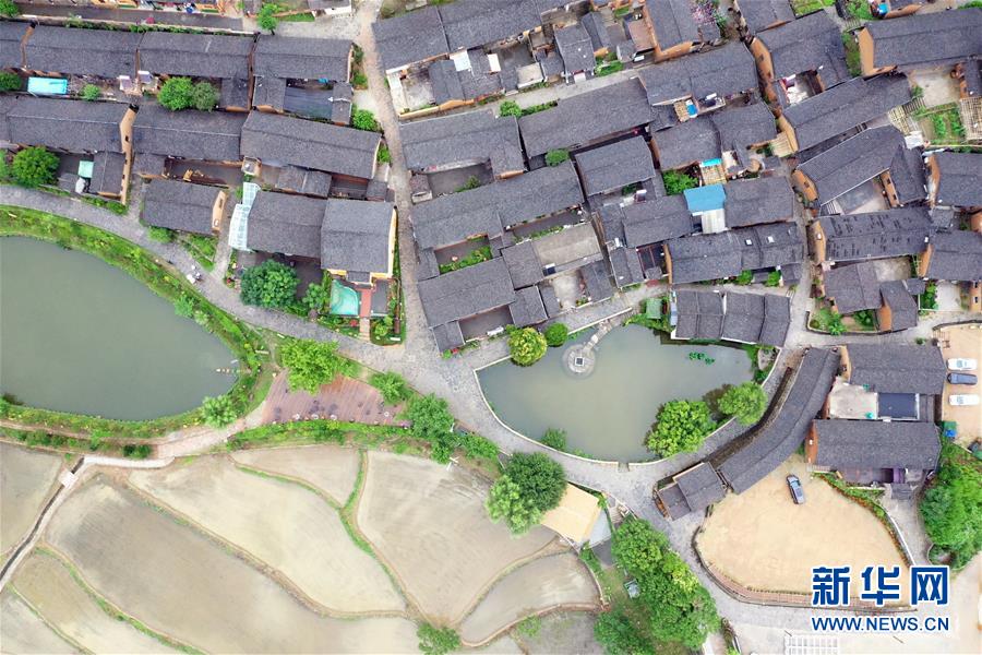 （新華全媒頭條&middot;走向我們的小康生活&middot;圖文互動(dòng)）（7）大山深處有&ldquo;新家&rdquo;&mdash;&mdash;大別山村繪出現(xiàn)代版&ldquo;富春山居圖&rdquo;