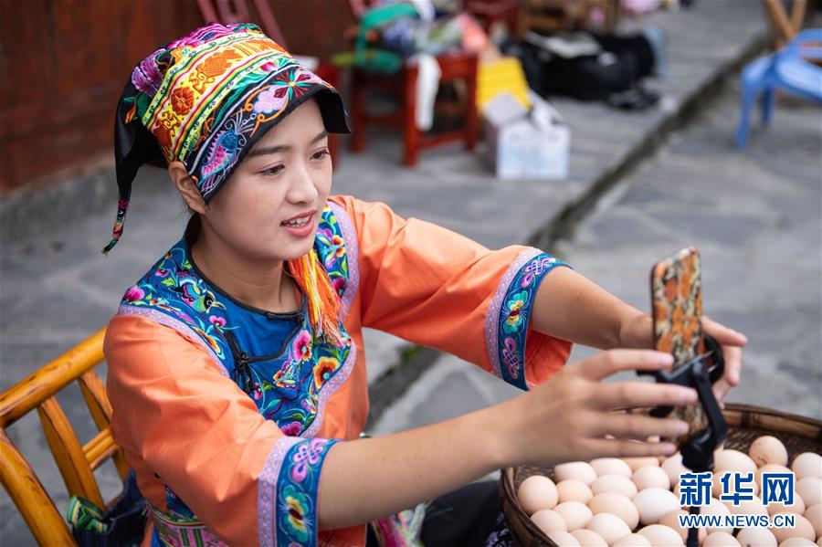 （新華全媒頭條&middot;走向我們的小康生活&middot;圖文互動）（6）那山，那人，那苗寨&mdash;&mdash;十八洞村三代人的奮斗史