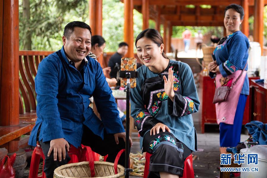 （新華全媒頭條&middot;走向我們的小康生活&middot;圖文互動）（10）那山，那人，那苗寨&mdash;&mdash;十八洞村三代人的奮斗史