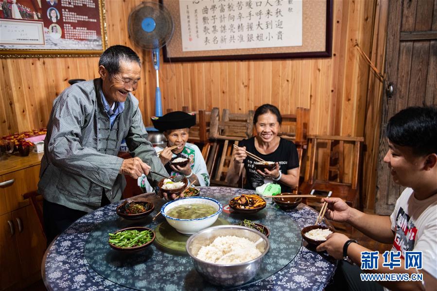 （新華全媒頭條&middot;走向我們的小康生活&middot;圖文互動）（2）那山，那人，那苗寨&mdash;&mdash;十八洞村三代人的奮斗史