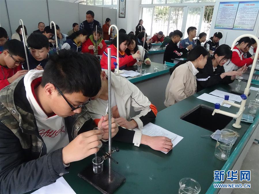 （新華全媒頭條&middot;圖文互動(dòng)）（5）&ldquo;美麗的中國夢(mèng)屬于你們&rdquo;&mdash;&mdash;以習(xí)近平同志為核心的黨中央關(guān)心少年兒童工作紀(jì)實(shí)