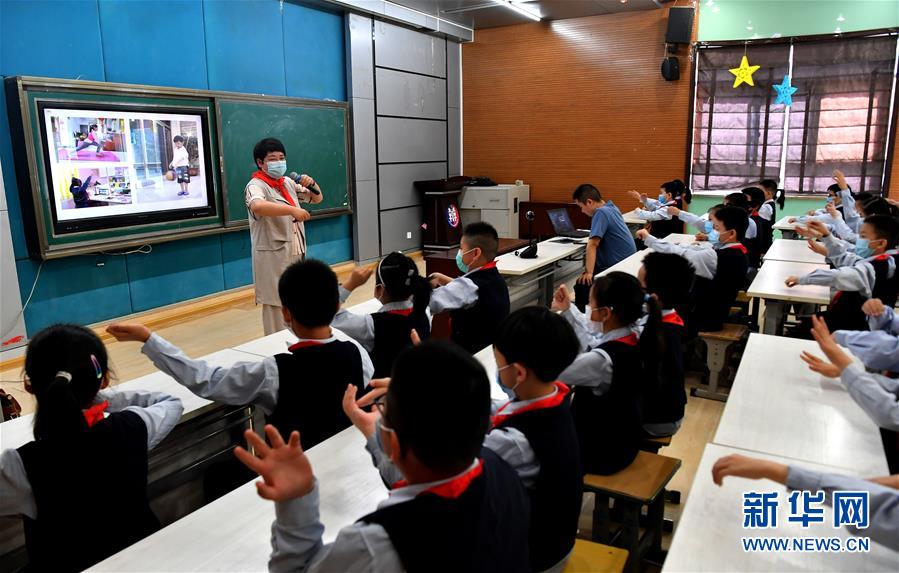 （新華全媒頭條&middot;圖文互動(dòng)）（18）&ldquo;美麗的中國夢(mèng)屬于你們&rdquo;&mdash;&mdash;以習(xí)近平同志為核心的黨中央關(guān)心少年兒童工作紀(jì)實(shí)