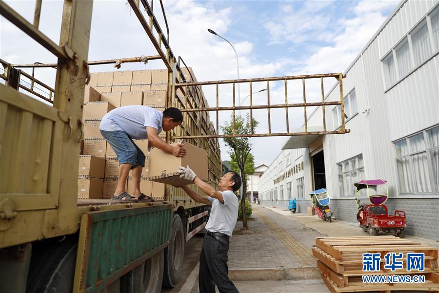 （落實(shí)&ldquo;六穩(wěn)&rdquo;&ldquo;六保&rdquo;一線見聞&middot;圖文互動(dòng)）（1）&ldquo;不讓一名貧困勞動(dòng)力失業(yè)！&rdquo;&mdash;&mdash;三峽庫(kù)區(qū)穩(wěn)就業(yè)見聞