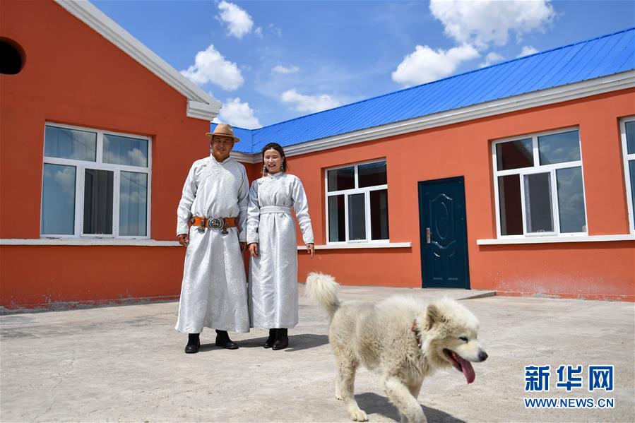 （走向我們的小康生活&middot;圖文互動）（6）草原有了網(wǎng)，手機能放羊&mdash;&mdash;看呼倫貝爾大草原牧民生活變了樣 