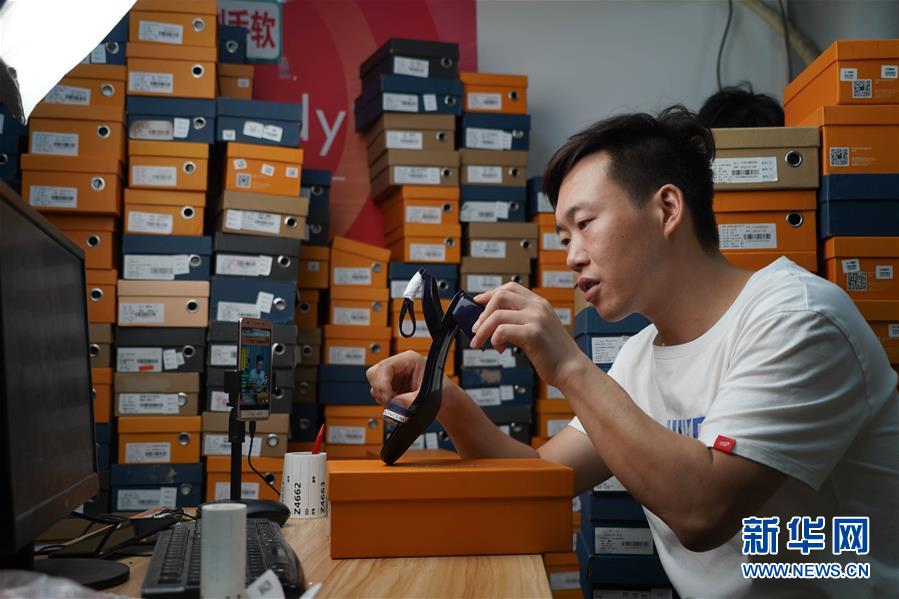 （民生直通車&middot;圖文互動）（1）生產(chǎn)線&ldquo;突圍&rdquo; 創(chuàng)新領跑&ldquo;下一站&rdquo;&mdash;&mdash;&ldquo;中國女鞋之都&rdquo;轉(zhuǎn)型升級之路