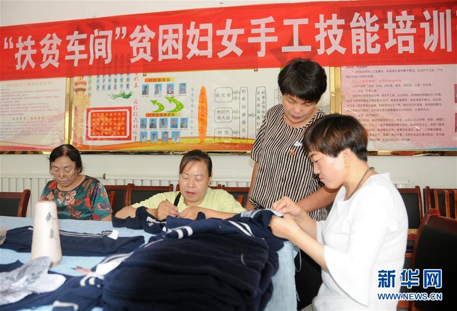 （決戰(zhàn)決勝脫貧攻堅(jiān)&middot;圖文互動(dòng)）（1）內(nèi)蒙古河套：一雙巧手、一副棒針、一團(tuán)毛線打造貧困戶&ldquo;炕頭經(jīng)濟(jì)&rdquo;