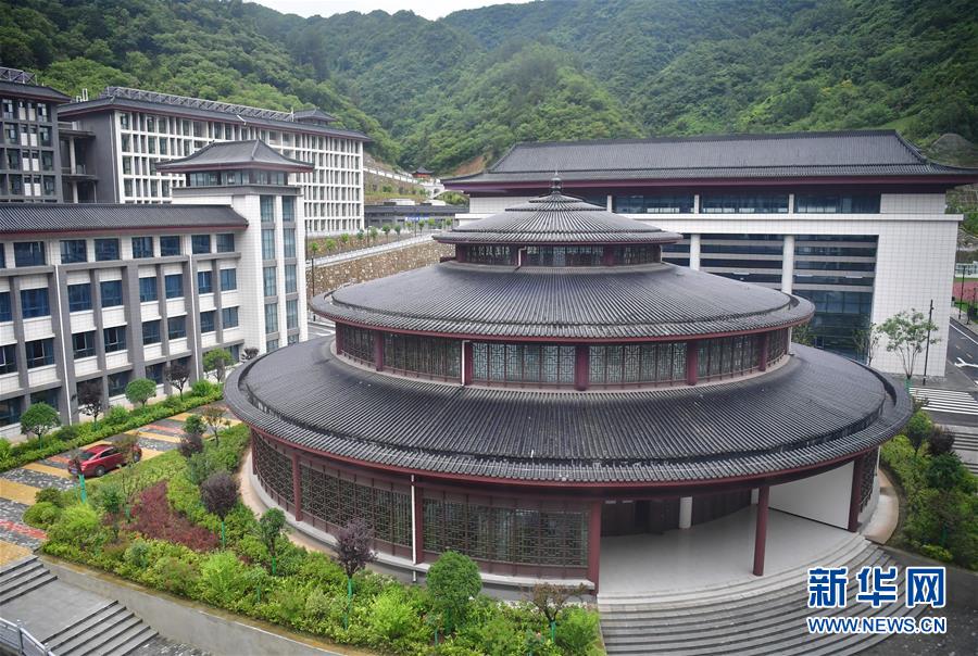 （新華視點&middot;圖文互動）（4）學校建漂亮點本無錯，為何這所&ldquo;豪華中學&rdquo;讓人困惑？